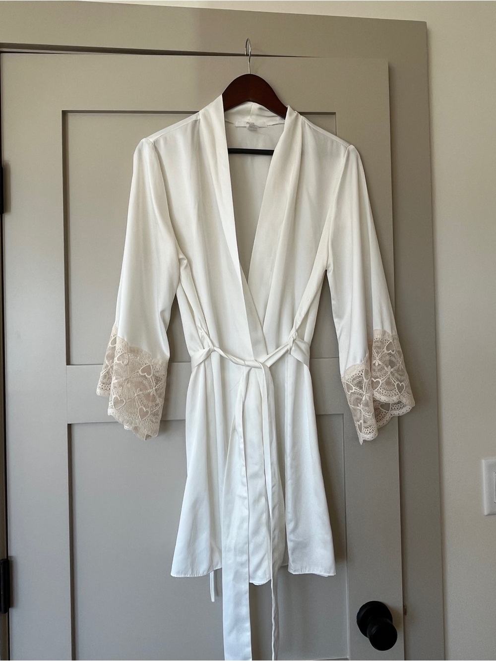 Women's White Lace-Trim Satin Robe - Elegant Bridal Wrap